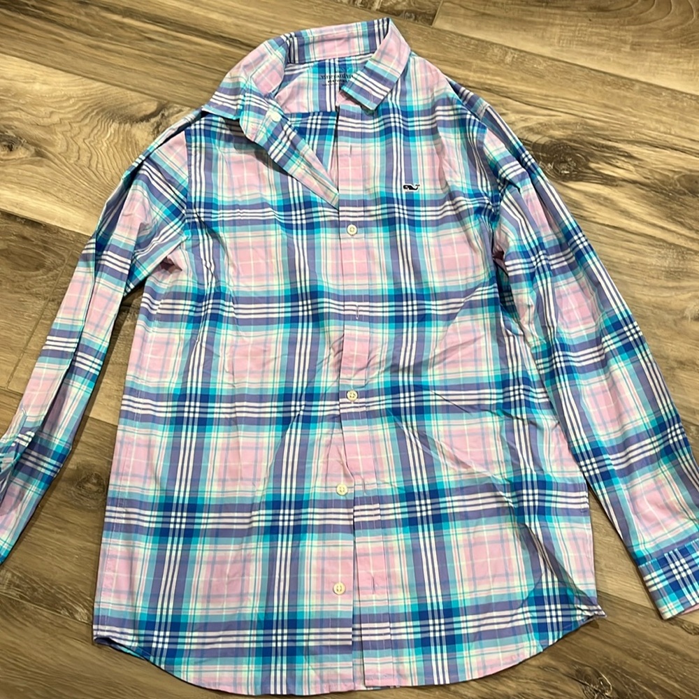 Boys Vineyard Vines performance button down shirt. Size medium (12-14)
